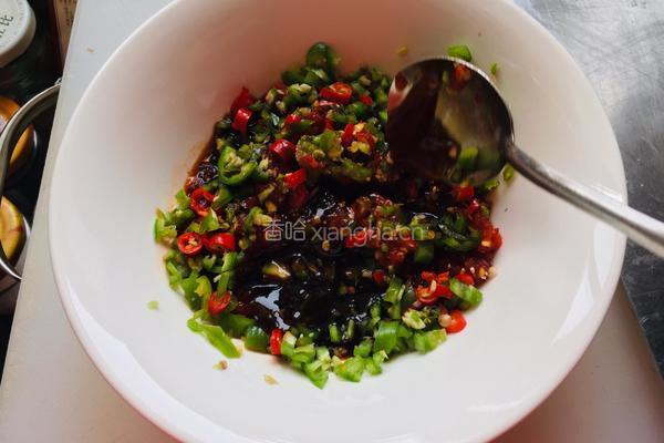 剁辣椒蒸鱼头的做法图解8