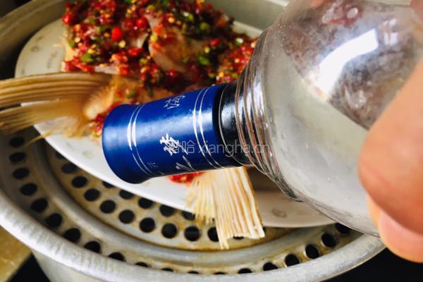 剁辣椒蒸鱼头的做法图解10