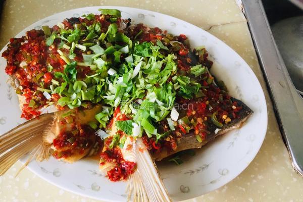 剁辣椒蒸鱼头的做法图解12