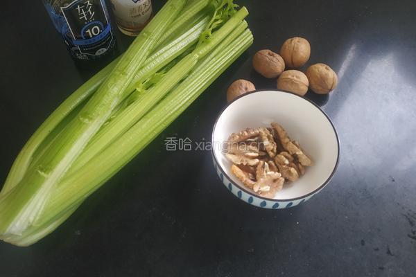 西芹拌桃仁的做法图解1