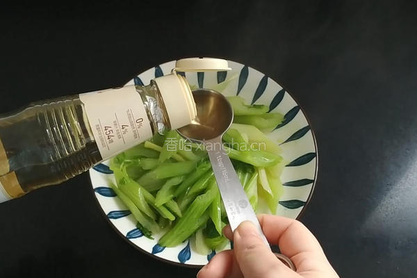 西芹拌桃仁的做法图解7