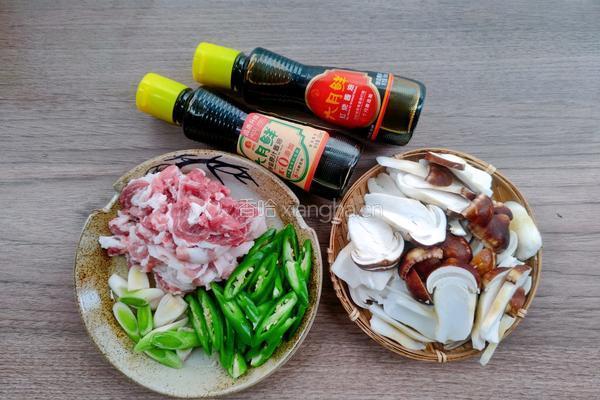 姬松茸炒肉片的做法图解1