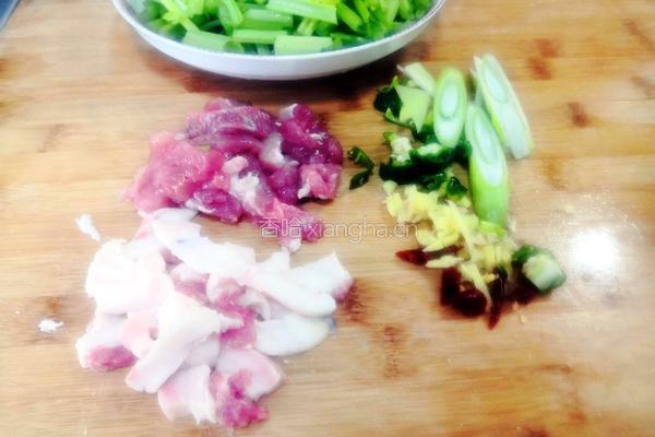 芹菜炒肉的做法图解1