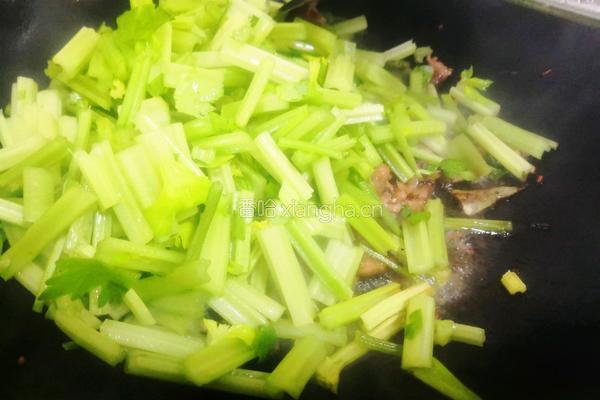 芹菜炒肉的做法图解6