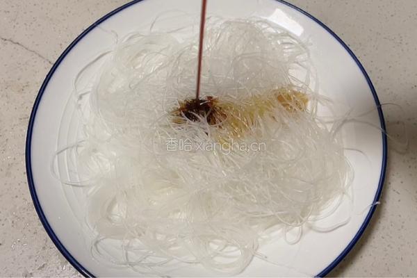 粉丝蒸鱿鱼的做法图解4