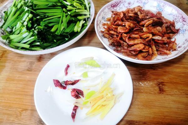 韭菜炒河虾的做法图解1