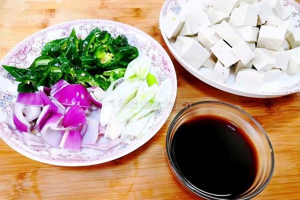 葱爆豆腐的做法图解1