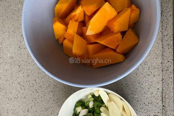 黄金南瓜汤的做法图解1