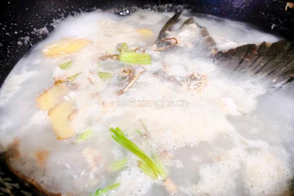 芹根鱼骨汤的做法图解8