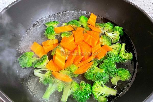 西兰花胡萝卜炒鸡胸肉的做法图解4
