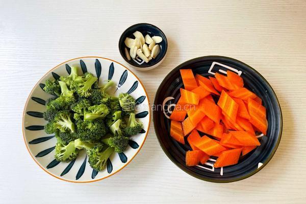 西兰花胡萝卜炒鸡胸肉的做法图解3