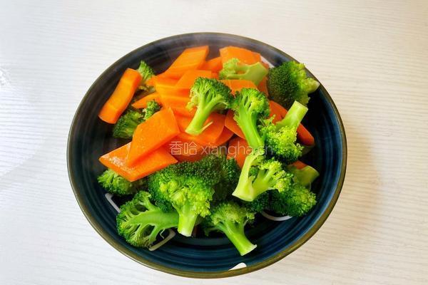西兰花胡萝卜炒鸡胸肉的做法图解5