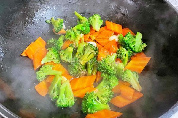 西兰花胡萝卜炒鸡胸肉的做法图解12