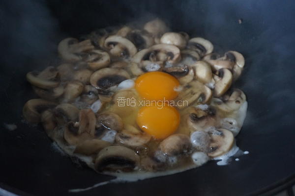 口蘑炒鸡蛋 的做法图解5
