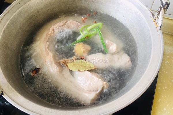 锅仔酸菜白肉的做法图解1