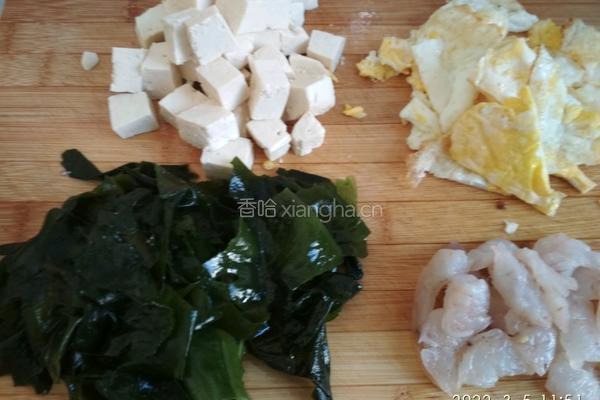 裙带菜虾仁鸡蛋豆腐汤的做法图解2