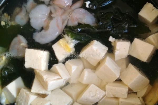 裙带菜虾仁鸡蛋豆腐汤的做法图解5