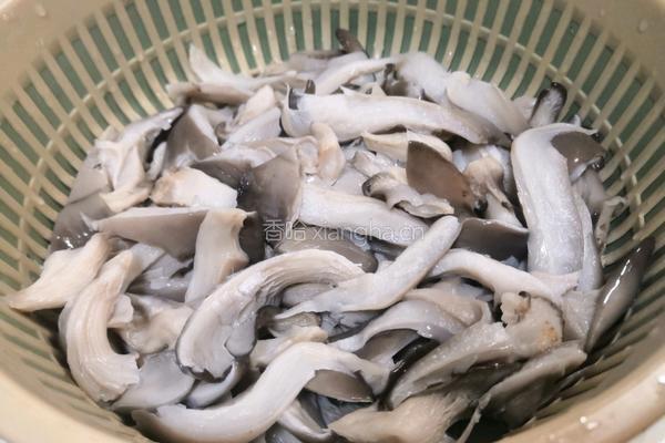 木耳平菇肉三鲜的做法图解1
