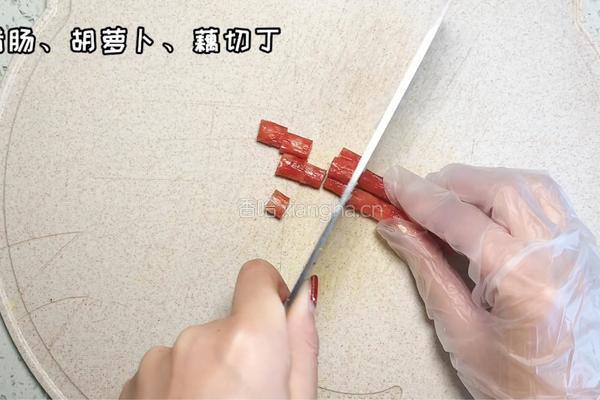 腊肠炒藕丁的做法图解1