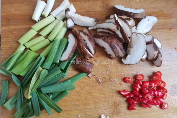 香菇炒豆腐的做法图解2