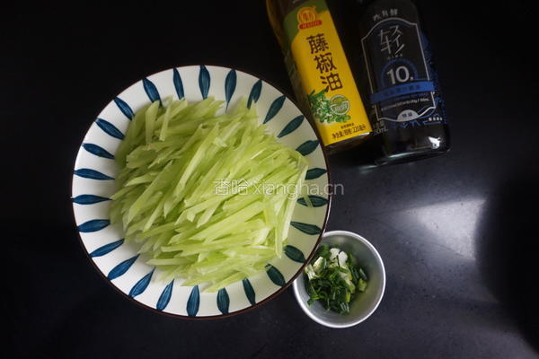  清炒莴笋丝的做法图解1
