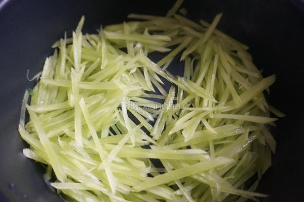  藤椒莴笋丝的做法图解4