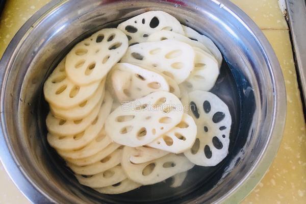 糖醋藕片的做法图解2