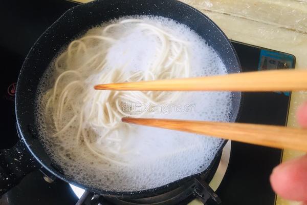 麻辣鸡蛋面的做法图解1