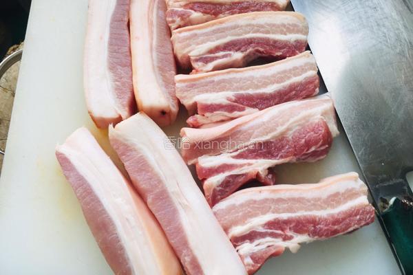 红烧肉烩菜的做法图解2