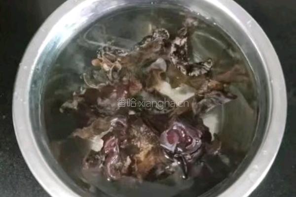 胡萝卜木耳蛋炒饭的做法图解1