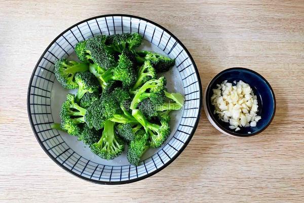 干贝虾米炒西兰花的做法图解3