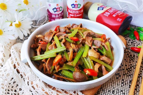 芹菜炒鸡胗的做法图解12