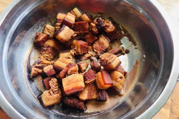 红烧肉焖菜树菇的做法图解1