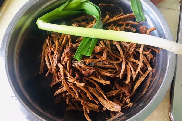 红烧肉焖菜树菇的做法图解2