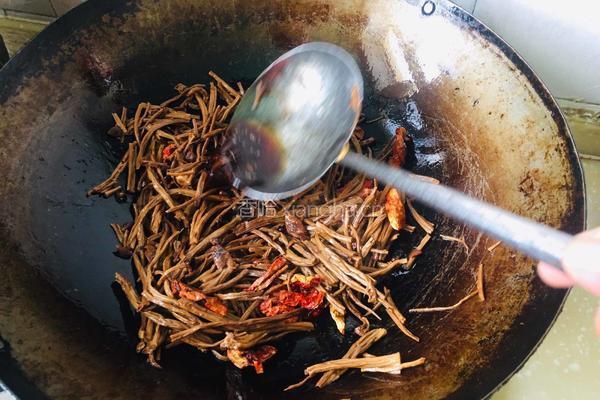 红烧肉焖菜树菇的做法图解7