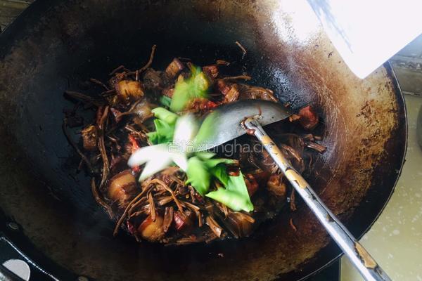 红烧肉焖菜树菇的做法图解10