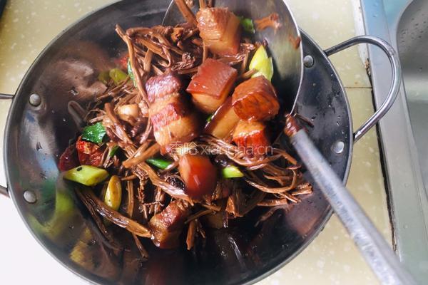 红烧肉焖菜树菇的做法图解11