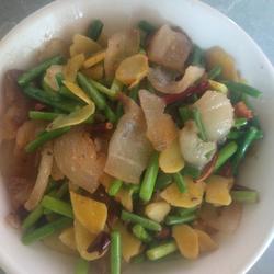 蒜苔炒油炸肉的做法[图]