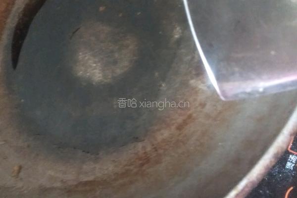 蒜苔炒油炸肉的做法图解2