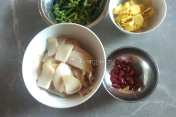 蒜苔炒油炸肉的做法图解1