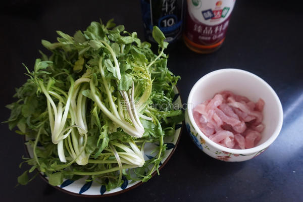 荠菜炒肉丝的做法图解1