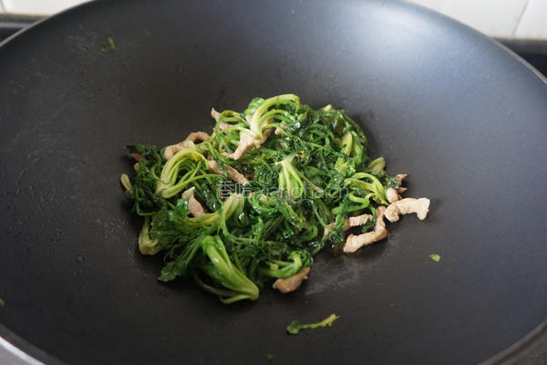 荠菜炒肉丝的做法图解9