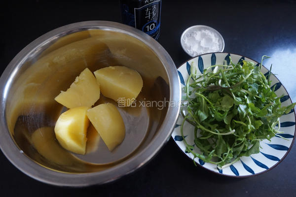 荠菜炒土豆疙瘩的做法图解1