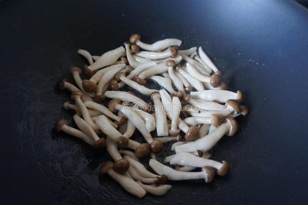 蟹味菇炒鸡蛋的做法图解4