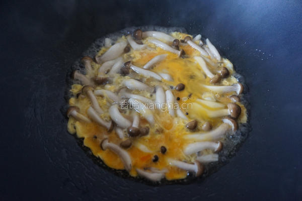 蟹味菇炒鸡蛋的做法图解5