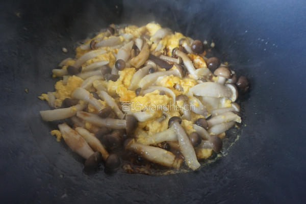 蟹味菇炒鸡蛋的做法图解8