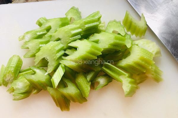 木耳西芹炒过油肉的做法图解1