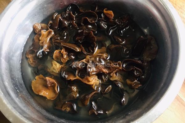 木耳西芹炒过油肉的做法图解2