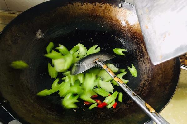 木耳西芹炒过油肉的做法图解8