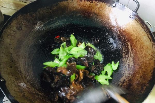木耳西芹炒过油肉的做法图解9